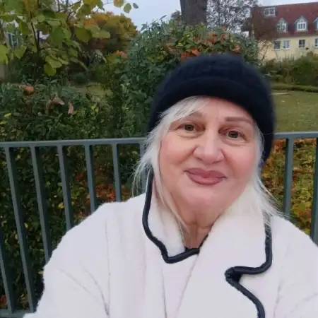 Nadiia, 64  USA