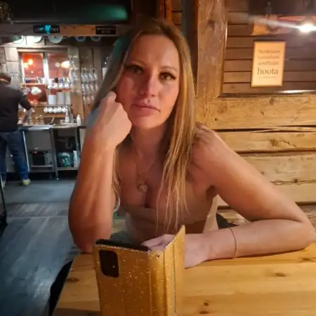 Jelena, 49Berlin, Germany 